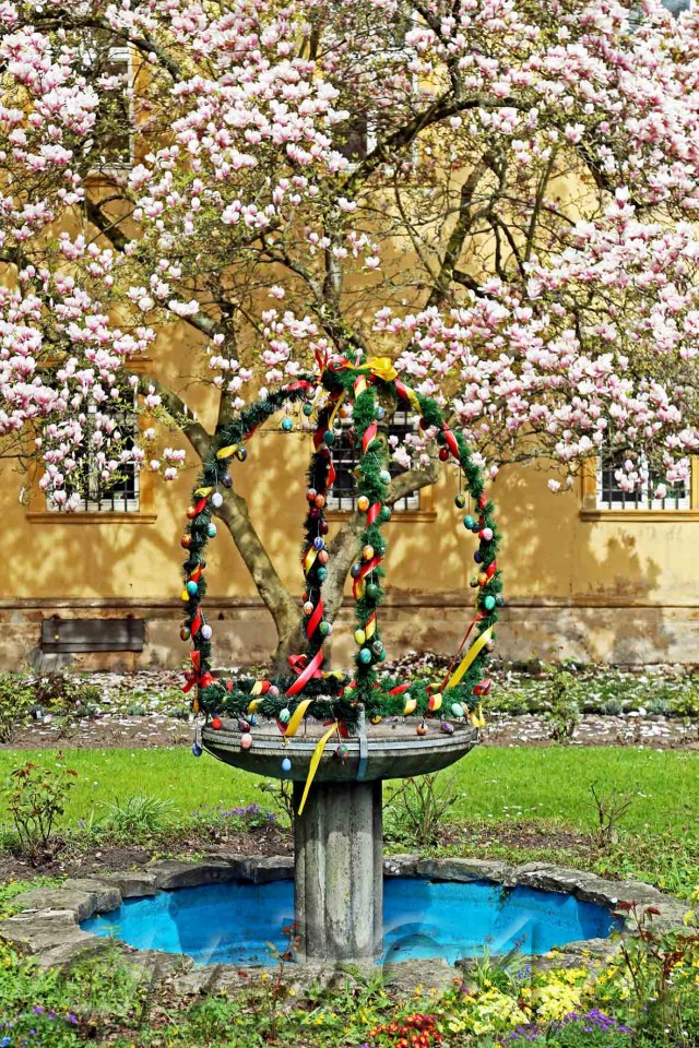 Osterbrunnen2wz, Autor: Charlotte Moser